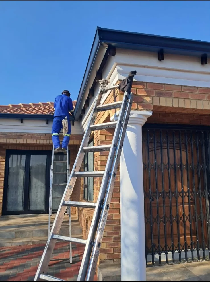 Seoka Gutters installer fitting gutters along a residential roof edge